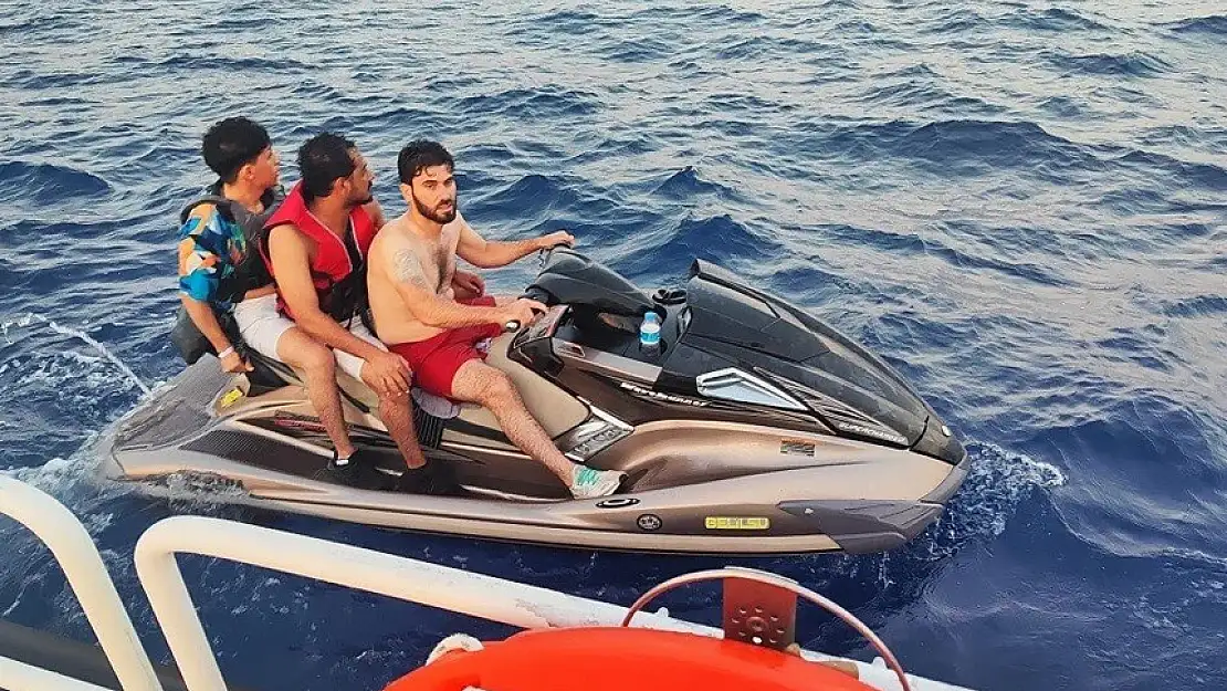 KAÇAK GÖÇMENLER BU KEZ JET-SKİ DENEDİ! SAHİL GÜVENLİK'TEN KAÇAMADILAR