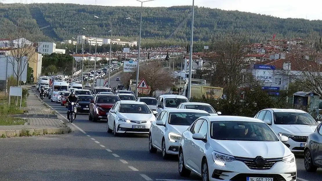 MUĞLA'NIN ÇETİBELİ JANDARMA KONTROL NOKTASI'NDA YOĞUNLUK! TATİLCİLER AKIN AKIN GELİYOR