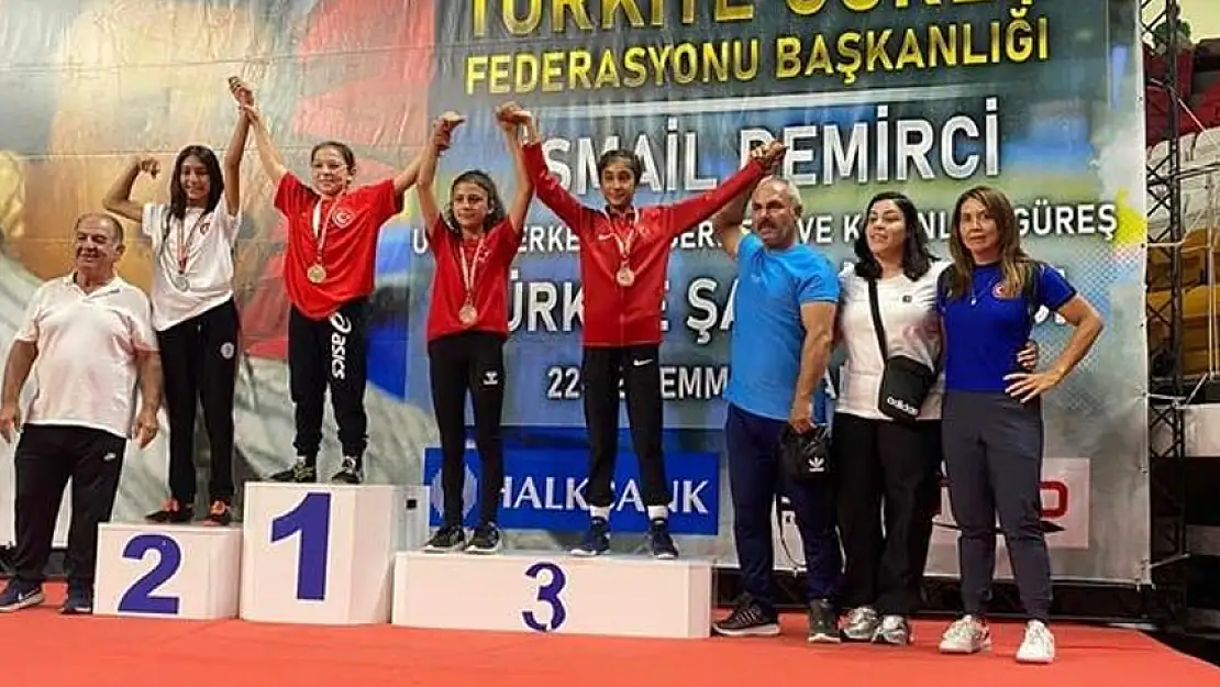 MUĞLALI KIZLARDAN GÜREŞTE ÜÇ DERECE: AYLİN ÇOMAK TÜRKİYE BİRİNCİSİ OLDU