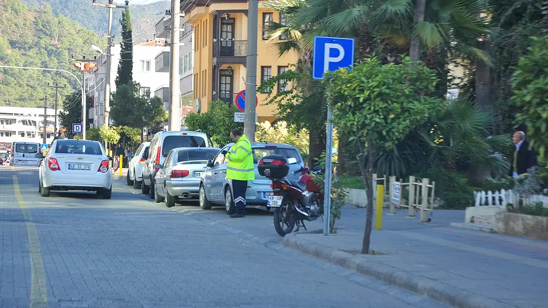 MARMARİS'TE OTOPARK FİYATLARI PATLADI! SAATLİK ÜCRET 100 TL'YE YÜKSELDİ