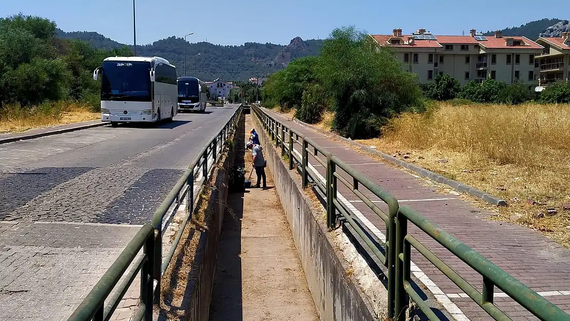 MARMARİS'İN KAVURUCU SICAKLARINDA TEMİZLİK GÖREVLİLERİ İŞ BAŞINDA!