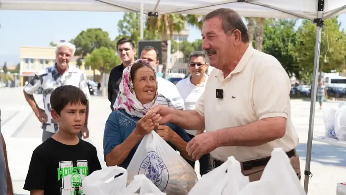 MİLAS BELEDİYESİ 10 TON KAVUNU HALKA ÜCRETSİZ DAĞITTI!