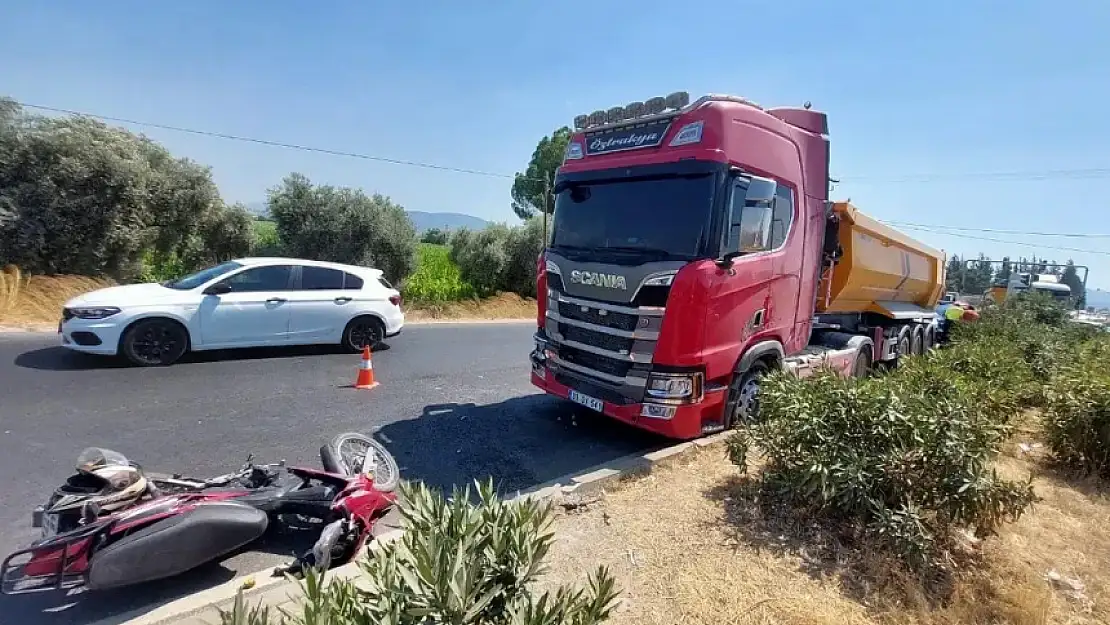 BODRUM-MİLAS KARAYOLUNDA TIR ÖNÜNDEKİ MOTOSİKLETİ EZDİ! SÜRÜCÜ AĞIR YARALANDI