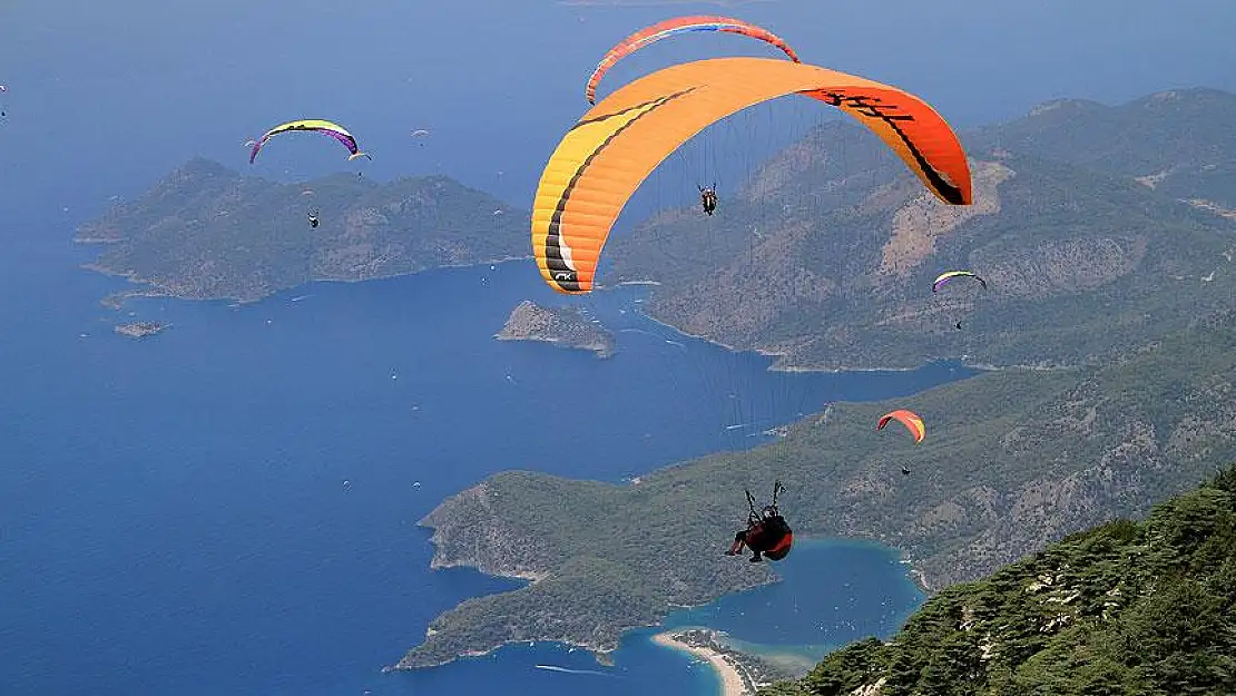 FETHİYE'DE YAMAÇ PARAŞÜTÜ YAPAN İKİ KİŞİ KAYALIKLARA ÇARPTI!