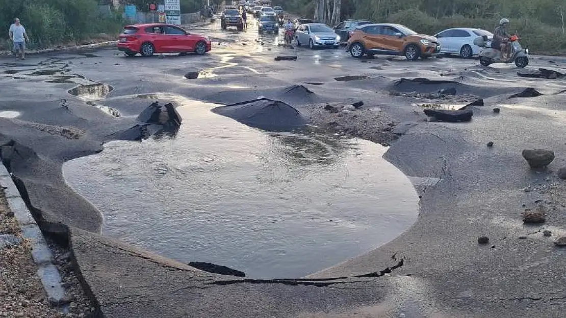 ORTAKENT'TE ANA İSALE HATTI PATLADI, TONLARCA SU YOLA AKTI, DEV ÇUKURLAR OLUŞTU