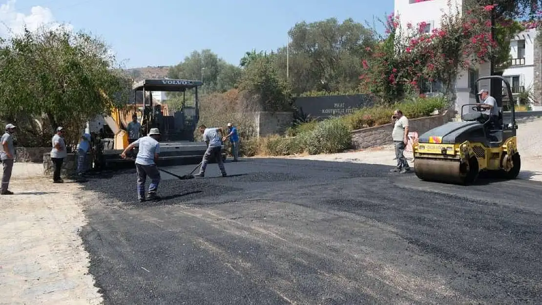 BODRUM TÜRKBÜKÜ'NDE SU HATTI DEĞİŞEN CADDEYE SICAK ASFALT DÖKÜLDÜ