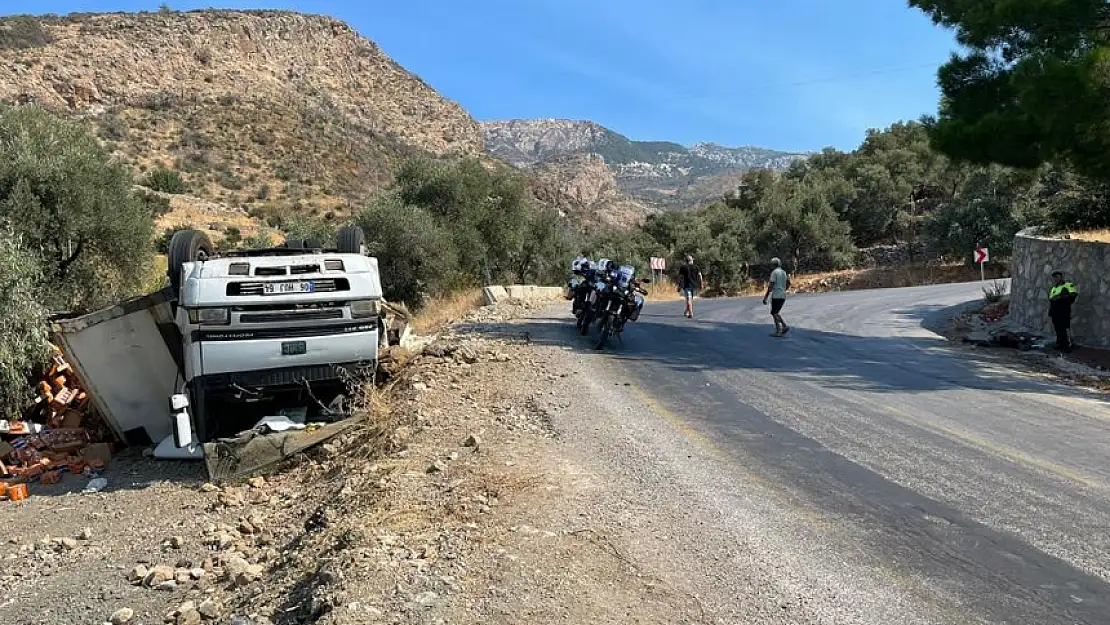 ZİNCİR MARKETE MAL TAŞIYAN TIR DATÇA'DA TAKLA ATTI, SÜRÜCÜNÜN BURNU BİLE KANAMADI