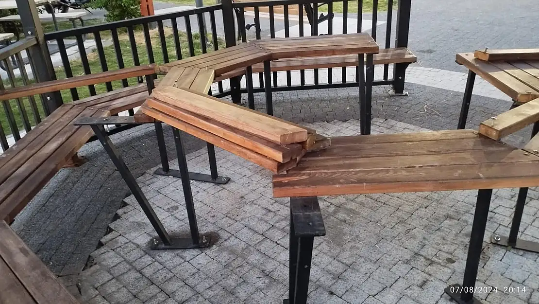 FETHİYE'DE PARKTA VANDALLIK! YENİ YAPILAN BANKLARIN TAHTALARINI SÖKTÜLER!