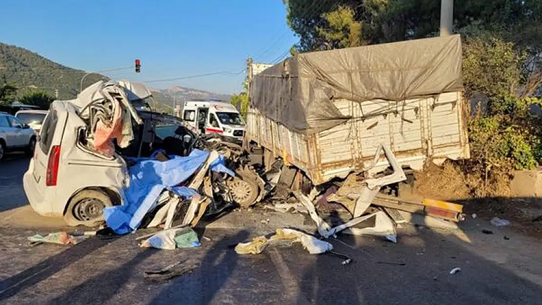 DÜĞÜNDEN DÖNEN MANİSALI AİLE TRAFİK KAZASINDA CAN VERDİ