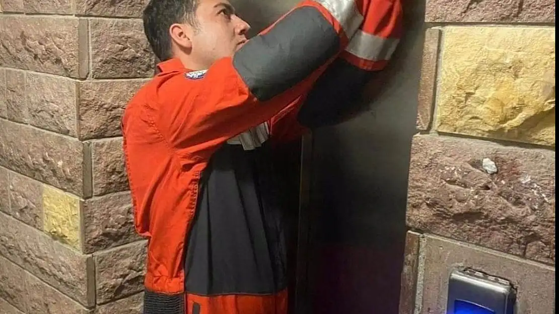 MARMARİS'TE ASANSÖRDE PANİK ANLARI! 3 KİŞİ ASANSÖRDE MAHSUR KALDI