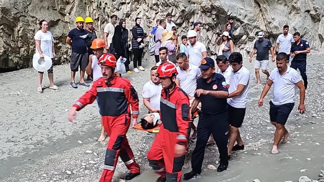 SEYDİKEMER'DE SAKLIKENT KANYONU'NDAN KORKUNÇ KAZA! RUS TURİSTLERİN BAŞINA TAŞ DÜŞTÜ