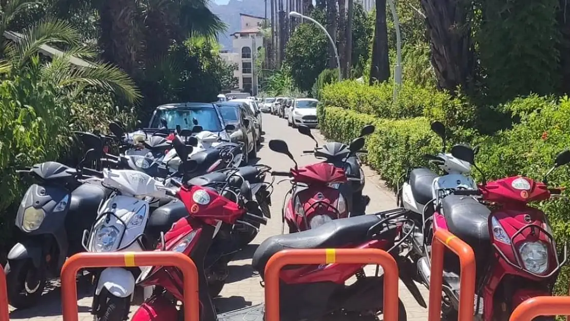 MARMARİS'TE MOTOSİKLET PARKI YÜZÜNDEN SAHİL YOLU KAPANDI!