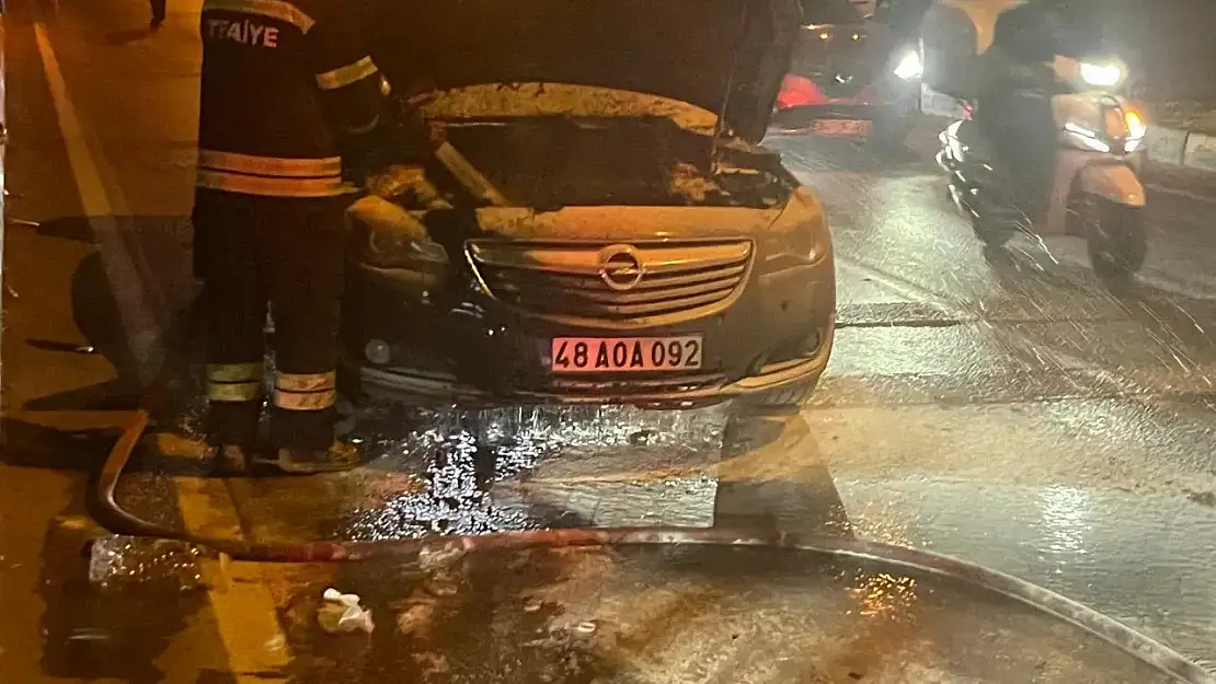 BODRUM'DA SEYİR HALİNDEKİ OTOMOBİL ALEV TOPUNA DÖNÜŞTÜ!