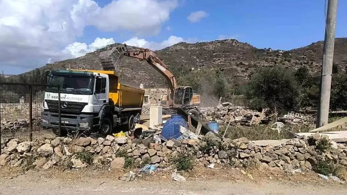 BODRUM'DA KAÇAK BARAKA VE MİNİBÜS EKİPLERCE YIKILDI