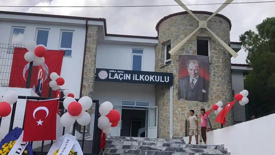 LAÇİN İLKOKULU'NUN AÇILIŞINI VALİ İDRİS AKBIYIK YAPTI, İNŞAAT SIRASINDA KESİLEN AĞACIN YERİNE ÜÇ AĞAÇ DİKTİ