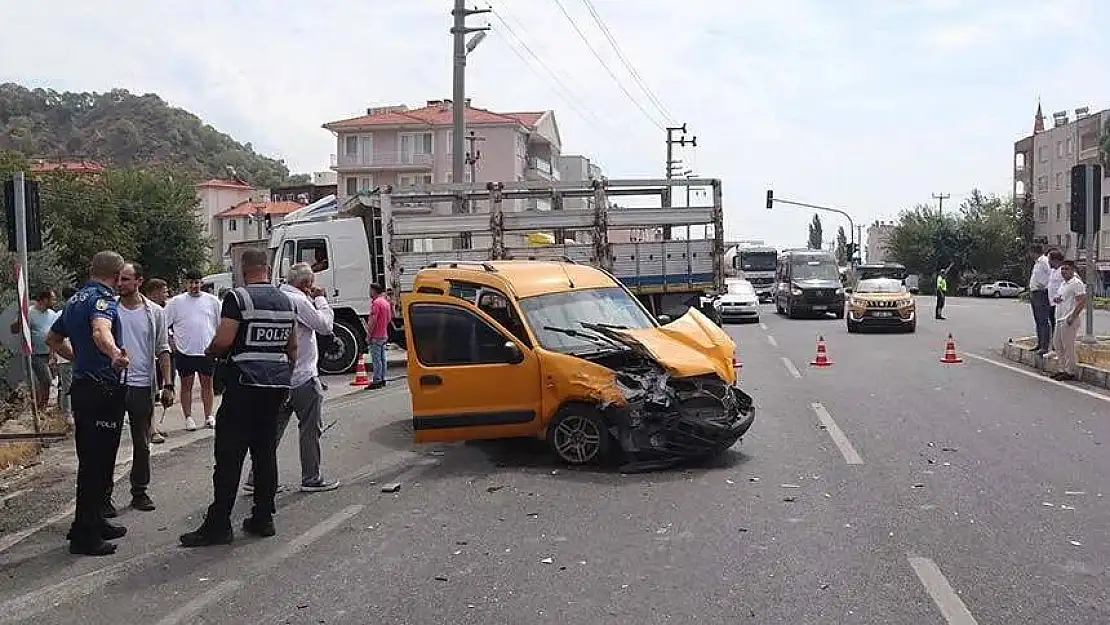 ORTACA YÜCELEN KAVŞAĞI'NDA KAZA: İKİSİ AĞIR ÇOK SAYIDA YARALI