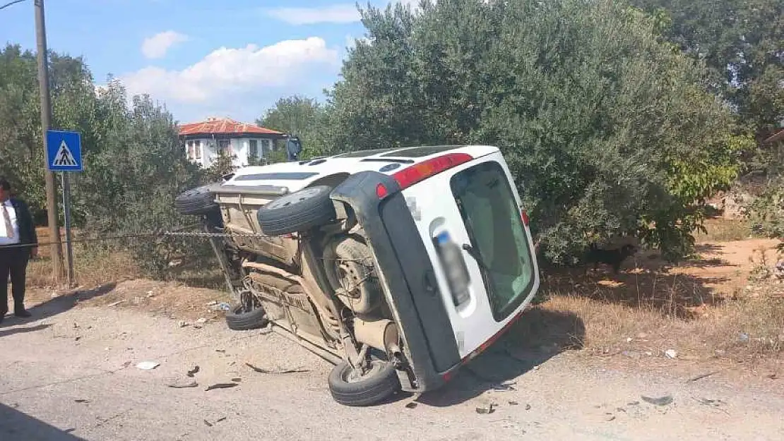 Menteşe'de ticari araçla çarpışan otomobil bahçeye daldı: İki yaralı