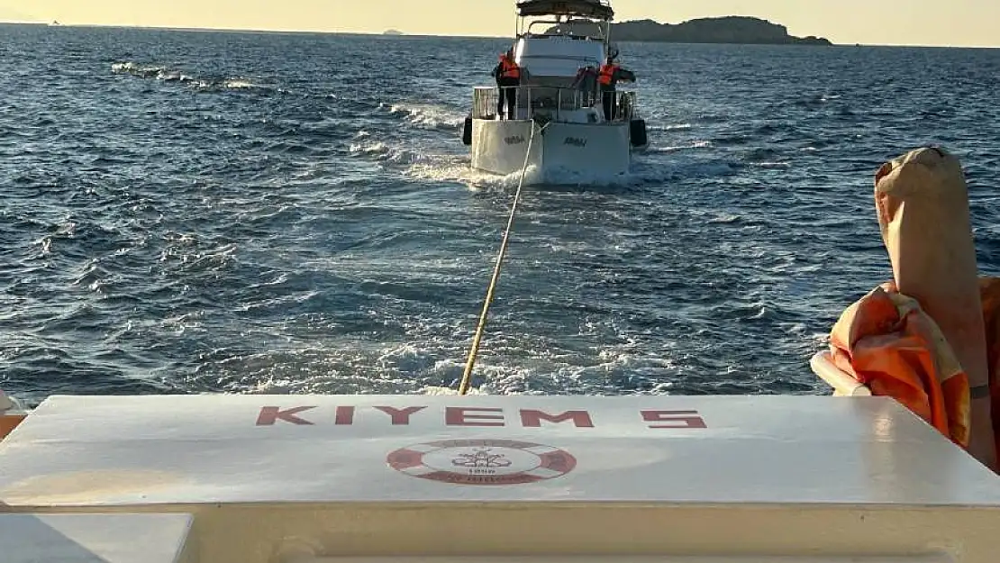 Fethiye açıklarında 4 kişinin bulunduğu arızalı tekne kurtarıldı