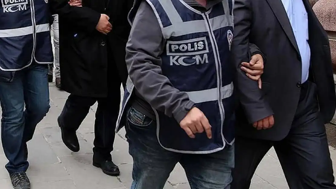 İzmir merkezli FETÖ operasyonu: 12 kişi gözaltına alındı