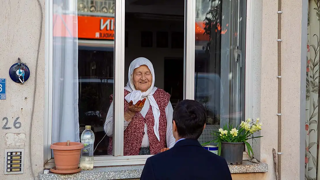 Marmaris Belediye Başkanı Ünlü'den 1 asırlık yaşlı çifte ziyaret