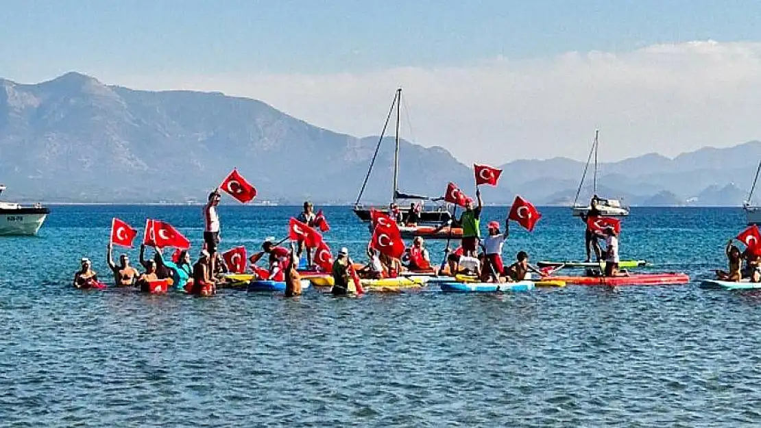 Muğla'da Cumhuriyet coşkusu: 1923 metre yüzüp, kürek çektiler