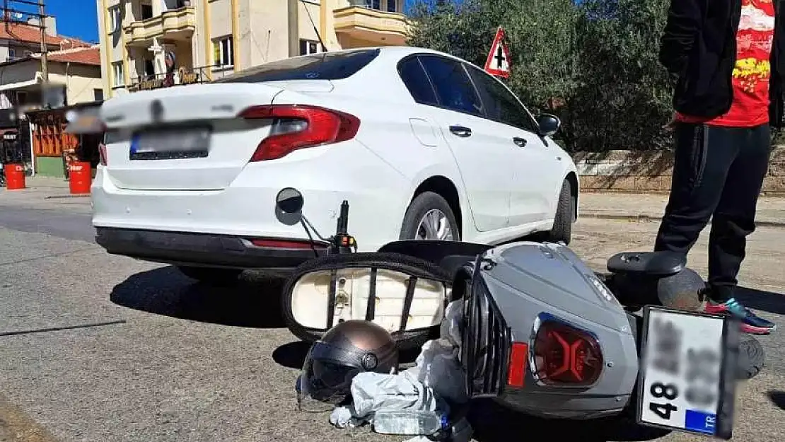 U dönüşü yapan araç motosikleti yere düşürdü: 1 yaralı