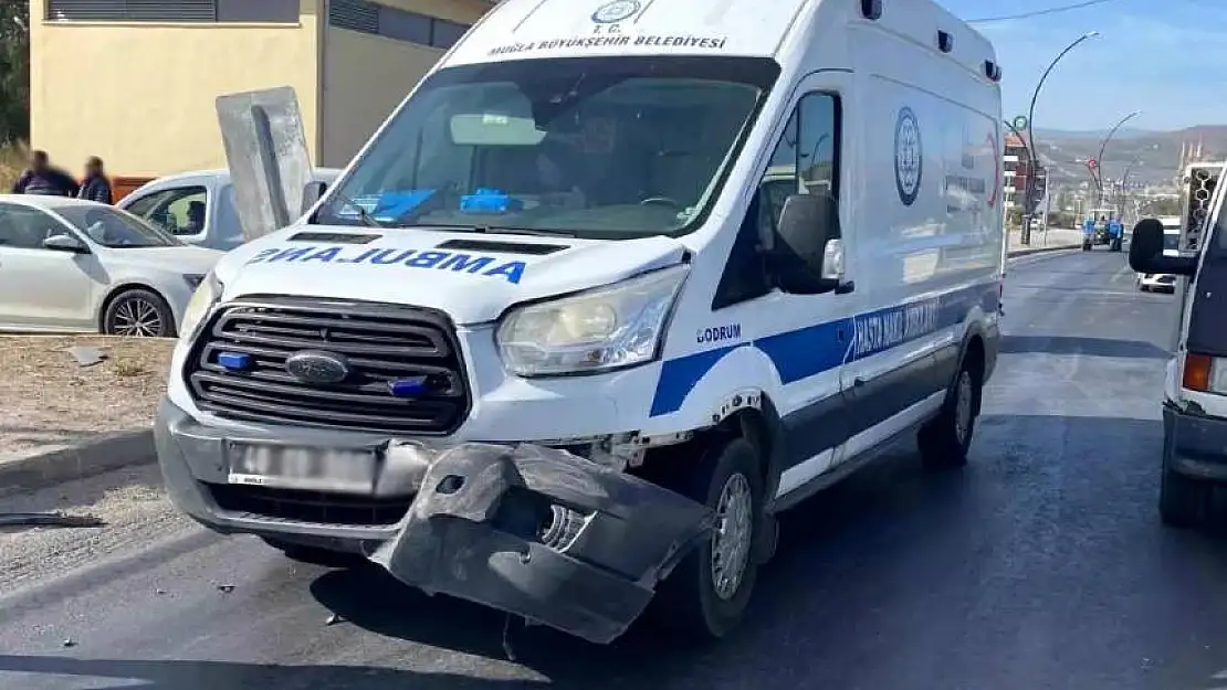 Yatağan'da kaza: Ambulans ile otomobil çarpıştı