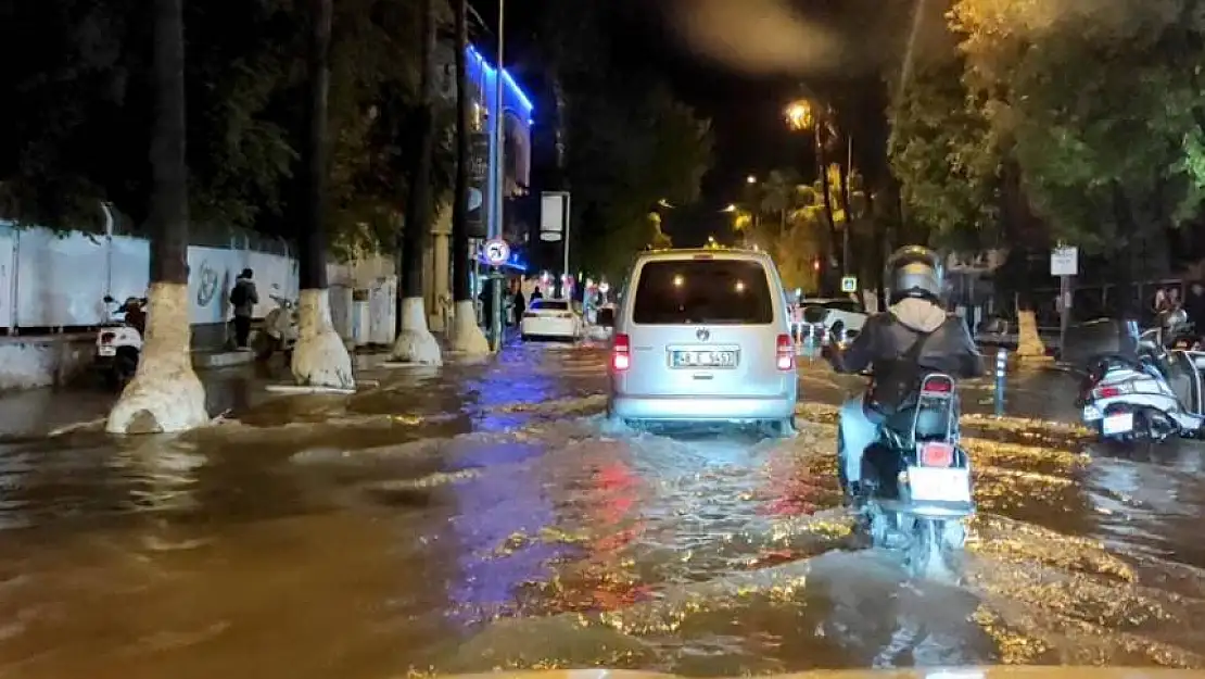 Fethiye'de şiddetli yağış hayatı felç etti: Su baskınları yaşandı