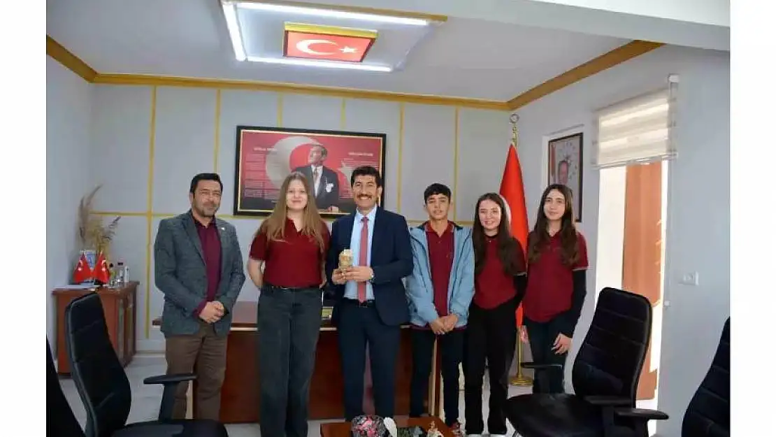 Köyceğizli öğrenciler, ürettikleri çiçekleri ziyaretlerde hediye etti