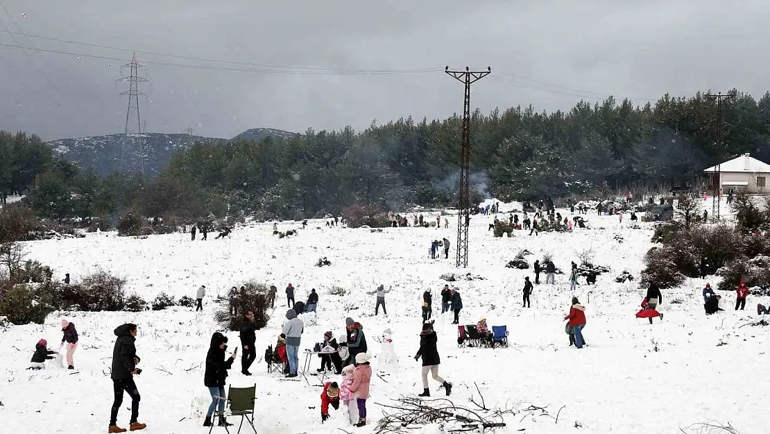 Menteşe'deki Yılanlı Dağı'nda kar coşkusu