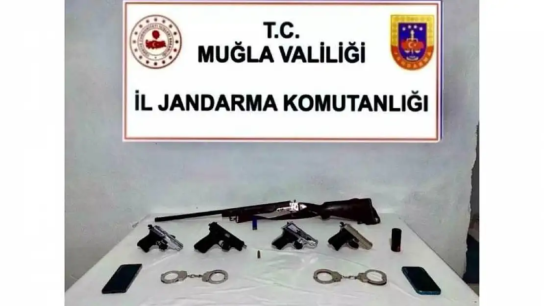 Menteşe'de jandarma, ruhsatsız silahlar ele geçirdi