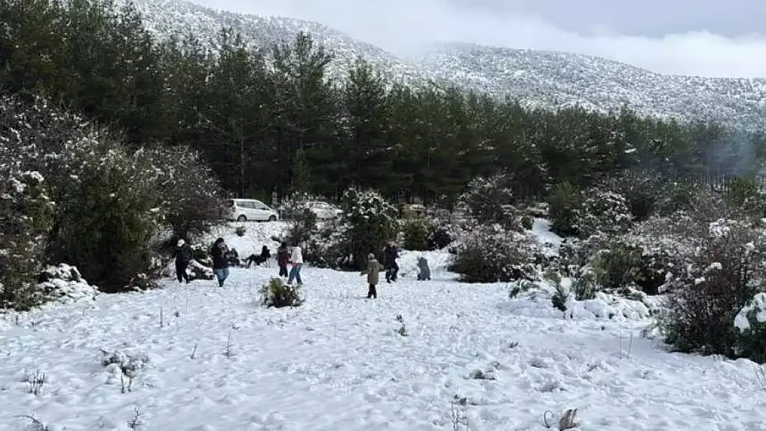 Menteşe'de kar kalınlığı 100 santimetreyi buldu