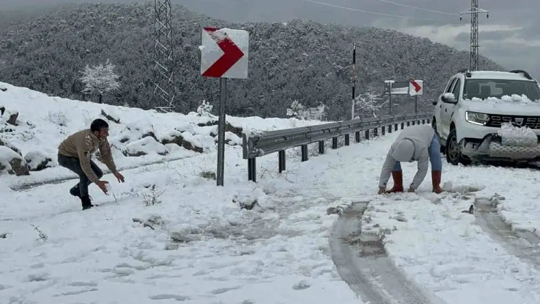 Seydikemer'de 20 santimetreyi bulan kar örtüsü: Vatandaşlar akın etti