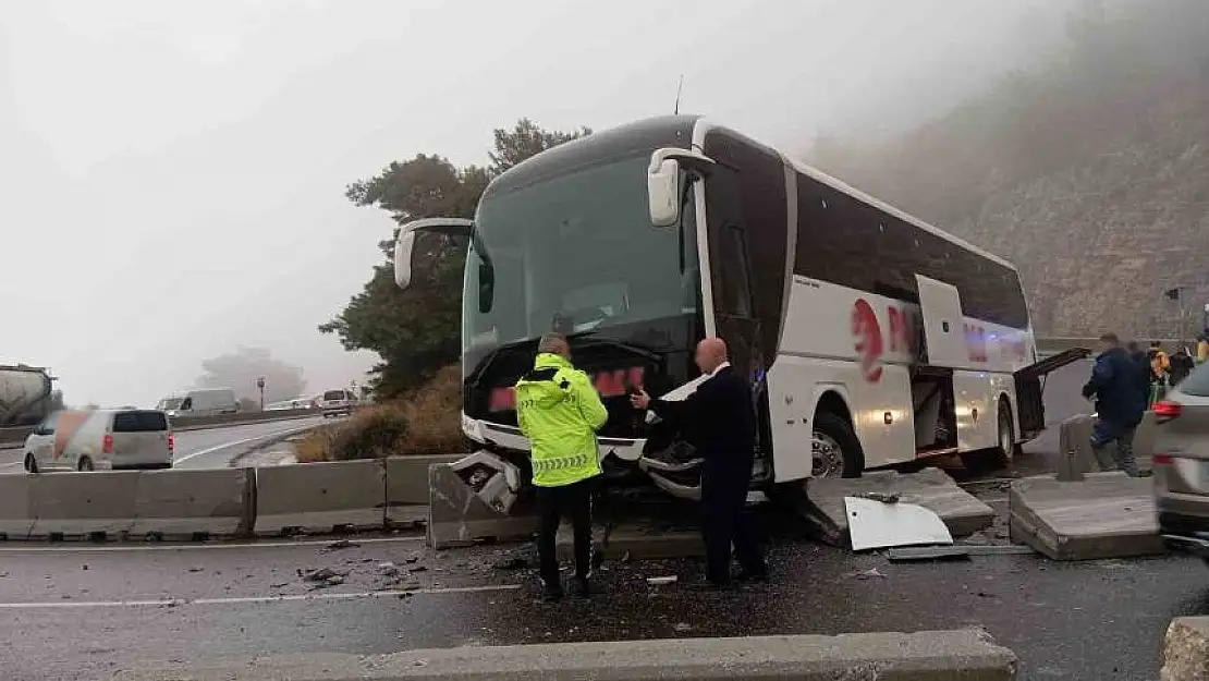 Ula'da yolcu otobüsü bariyerlere çarptı: 5 yaralı