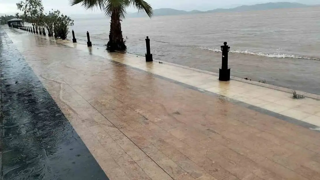 Yağmur suları Köyceğiz Gölü'nü taşırdı, su baskını yaşandı