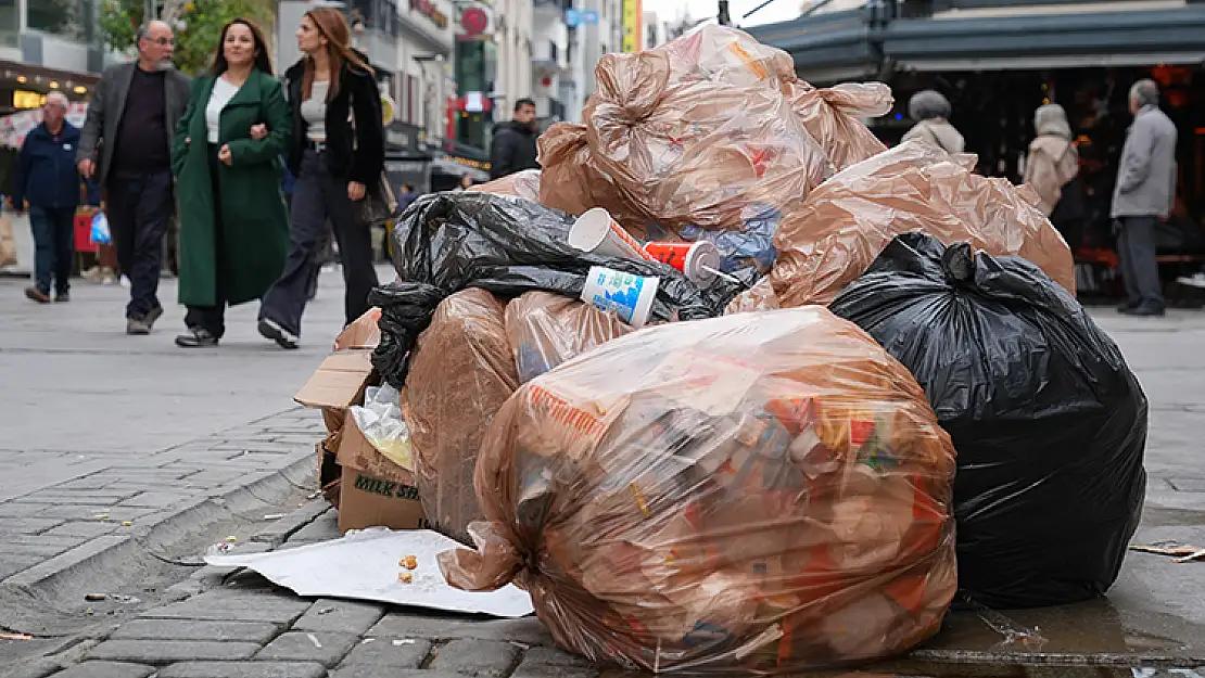 İzmir'de belediye çalışanlarının eylemi nedeniyle sokaklarda çöp yığınları oluştu