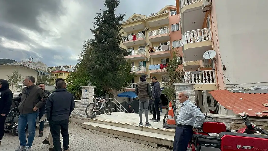 Marmaris'te yıkım kararı alınan bina boşaltılmaya başlandı