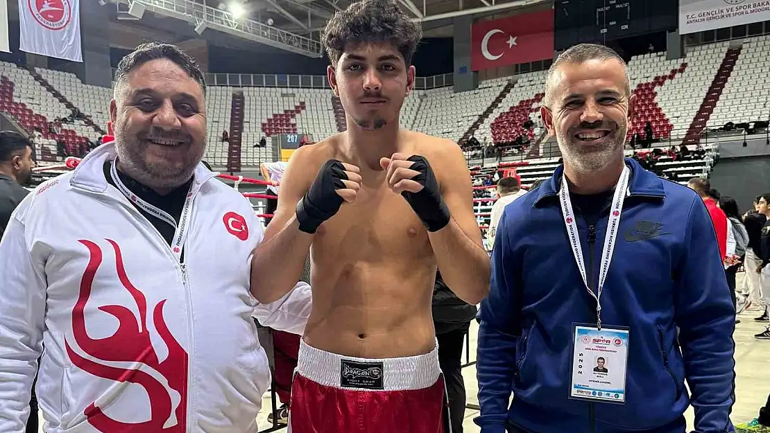 Fethiyeli Kick Boks sporcusu Türkiye üçüncülüğüne uzandı