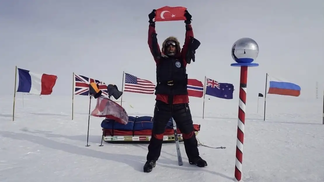 Eski olimpik sporcu Güney Kutbu'nda Türk bayrağını dalgalandırdı