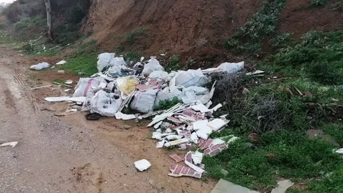 Bodrum'da yol kenarına inşaat atığı döken 2 kişiyi toplam 70 bin lira ceza