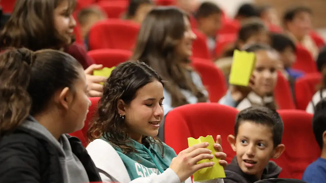 Başkan Aras'tan çocuklara sinema hediyesi