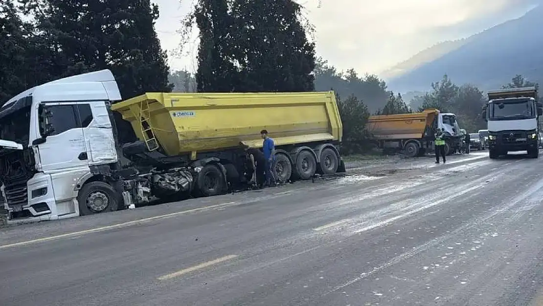 Bodrum'da iki hafriyat kamyonu çarpıştı: 1 ağır yaralı