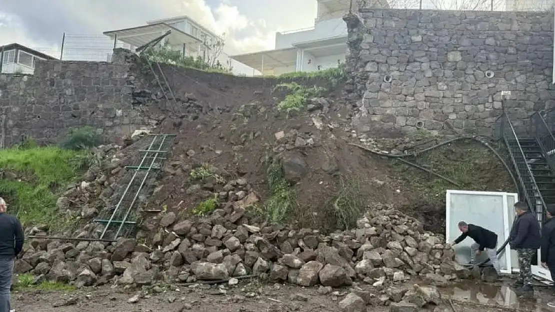 Bodrum'da sağanak sonrası bir siteye ait istinat duvarı çöktü