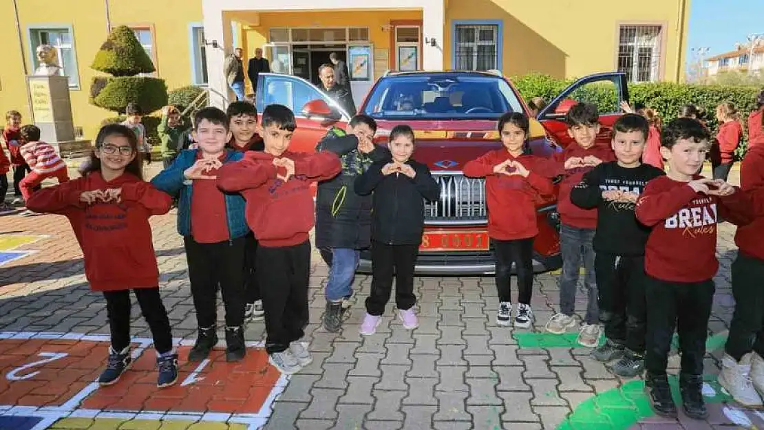 Çocukların isteğine kayıtsız kalmadı: Vali Akbıyık, makam aracı TOGG'u okula gönderdi