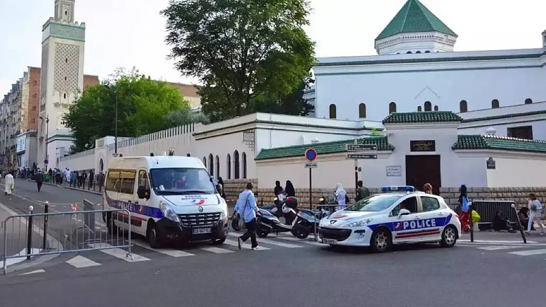 İmamlardan cuma hutbelerinin sonunda Fransa için de dua etmeleri istendi