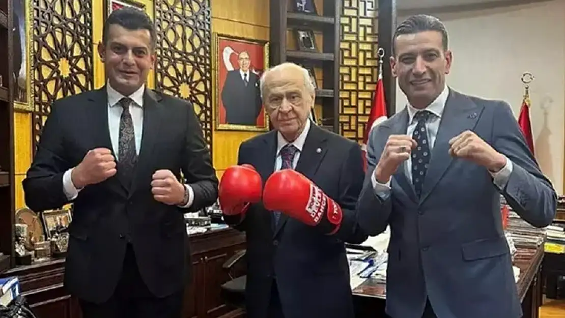 MHP lideri Devlet Bahçeli'den 'boks eldivenli' poz!