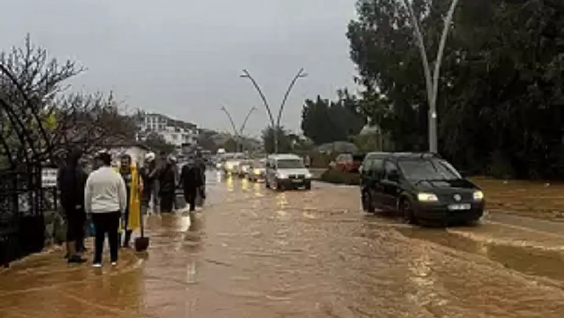 Datça'da sağanak etkili oldu: Dere taştı, ev ve iş yerlerini su bastı