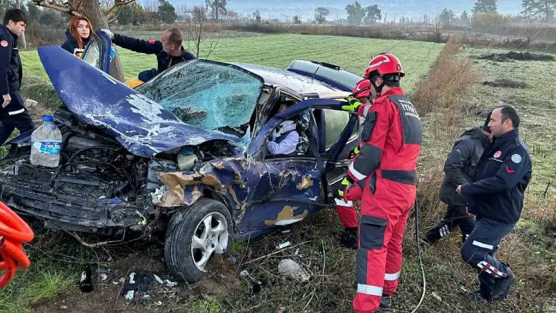 Seydikemer'de kaza Minibüs ile otomobil çarpıştı,3 yaralı