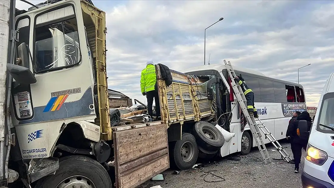 Konya'da tır, kamyon ve otobüs çarpıştı: 3 ölü, 33 yaralı!