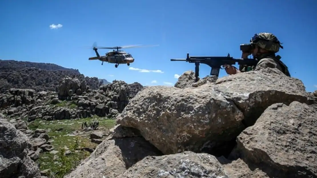 Türk ordusu, terörist temizliğine güçlü şekilde devam ediyor! 10 PKK'lı etkisiz hale getirildi